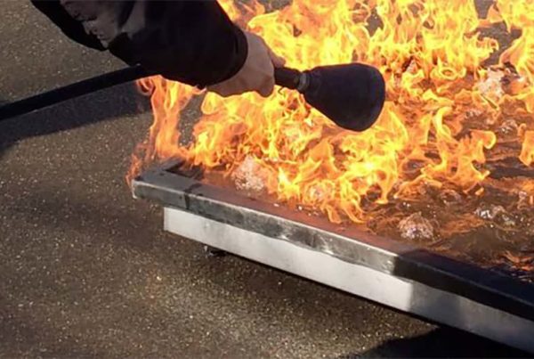 uomo con estintore spegne un fuoco