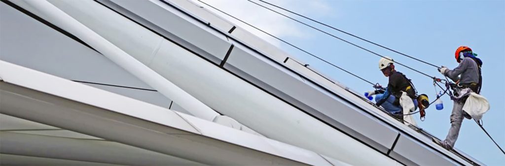 DPI Terza Categoria due lavoratori imbragati effettuano manutenzione di un edificio