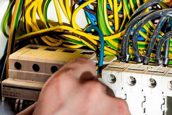 un elettricista sistema i fili elettrici di un contatore