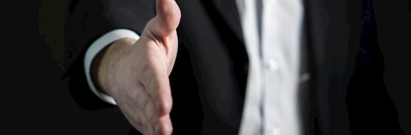 assistenza un uomo vuole stringere la mano