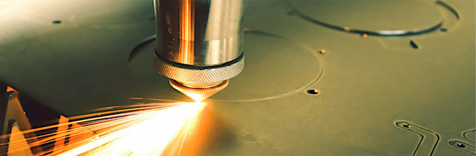 laser incide un materiale di metallo