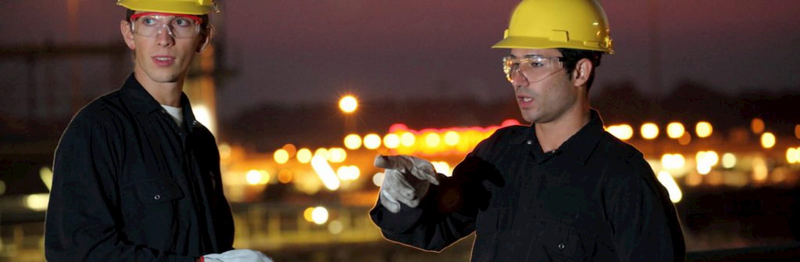 due lavoratori minorenni indossano i dpi mentre lavorano