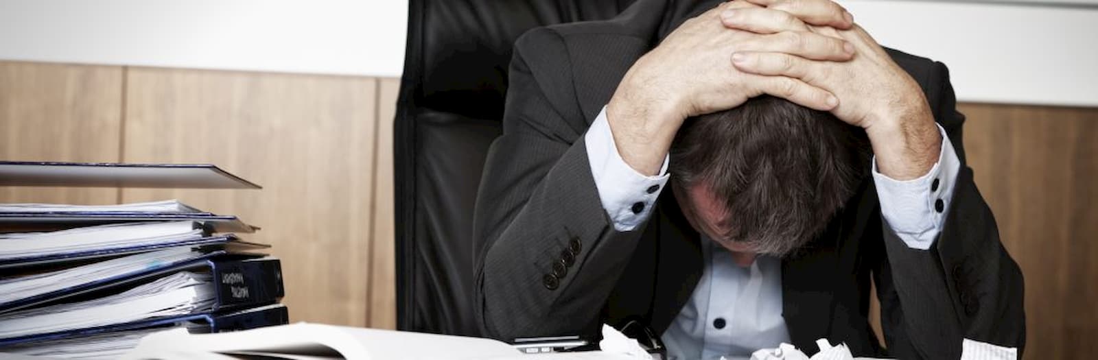 lavoratore stressato si mette le mani fra i capelli