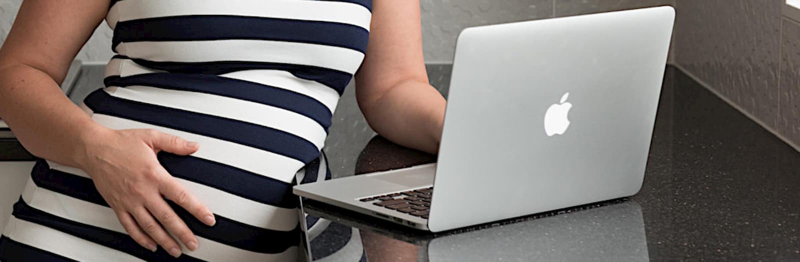 donna incinta lavora al mcbook pro