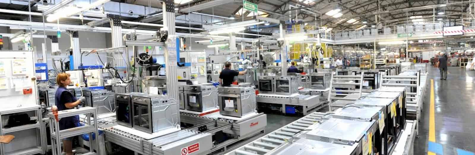 lavoratori in catena di montaggio