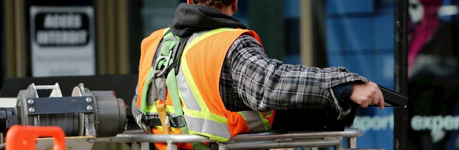 Duvri Un lavoratore indossa correttamente i dpi per lavorare in altezza