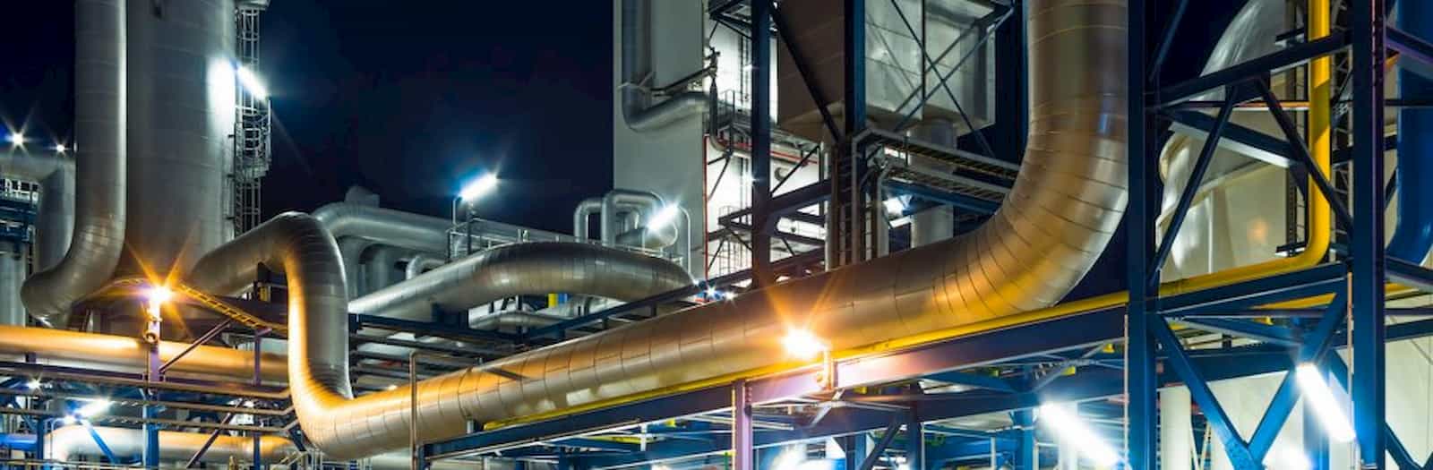 pompe sistemi di filtraggio all'interno di un'industria di notte