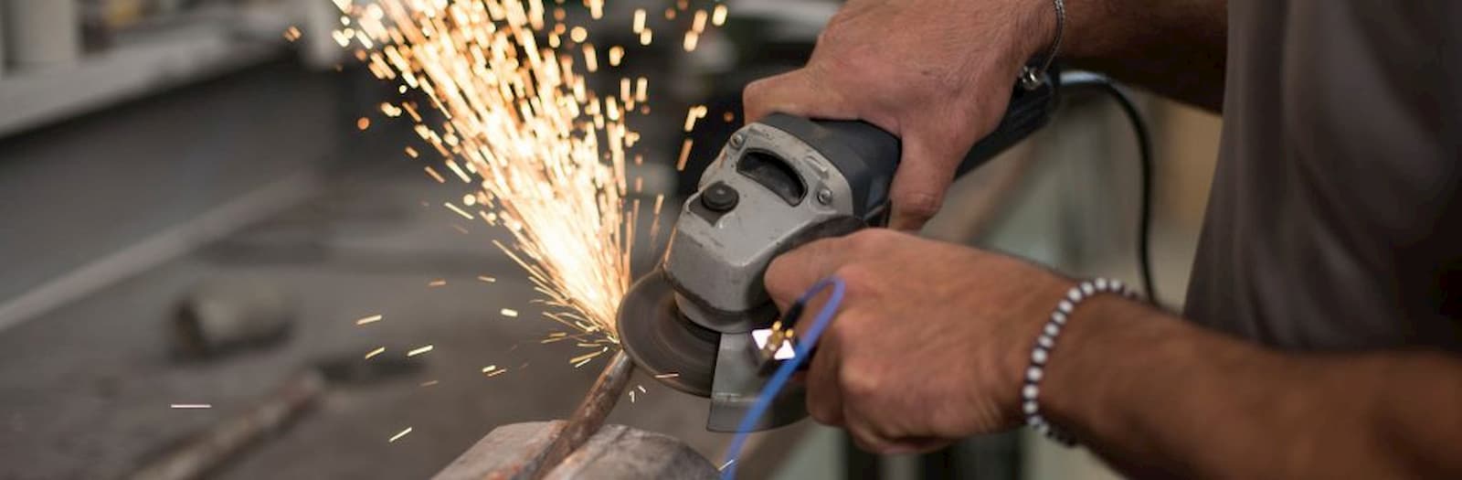 lavoratore salda del materiale
