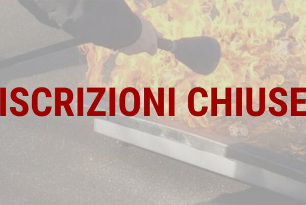 iscrizioni chiuse uomo con estintore spegne un fuoco