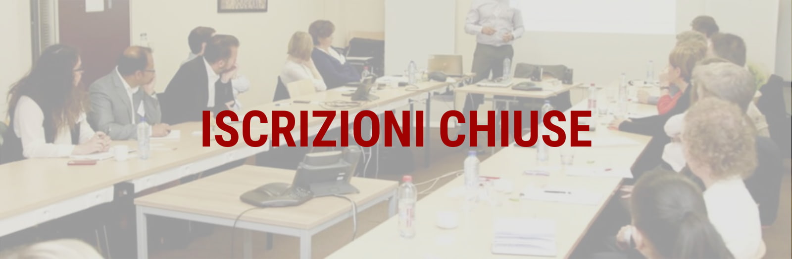 un formatore illustra ai corsisti seduti al tavolo i punti del corso di formazione specifica