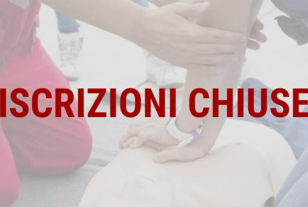 ISCRIZIONI CHIUSE istruttore primo soccorso insegna massaggio cardiaco ad un corsista con un manichino
