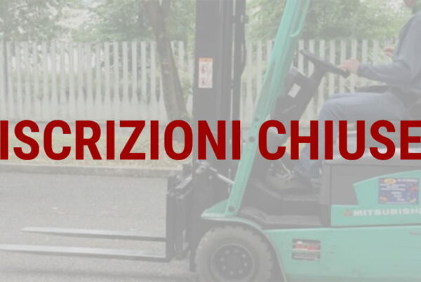 formatore illustra in strada i movimenti del carrello elevatore