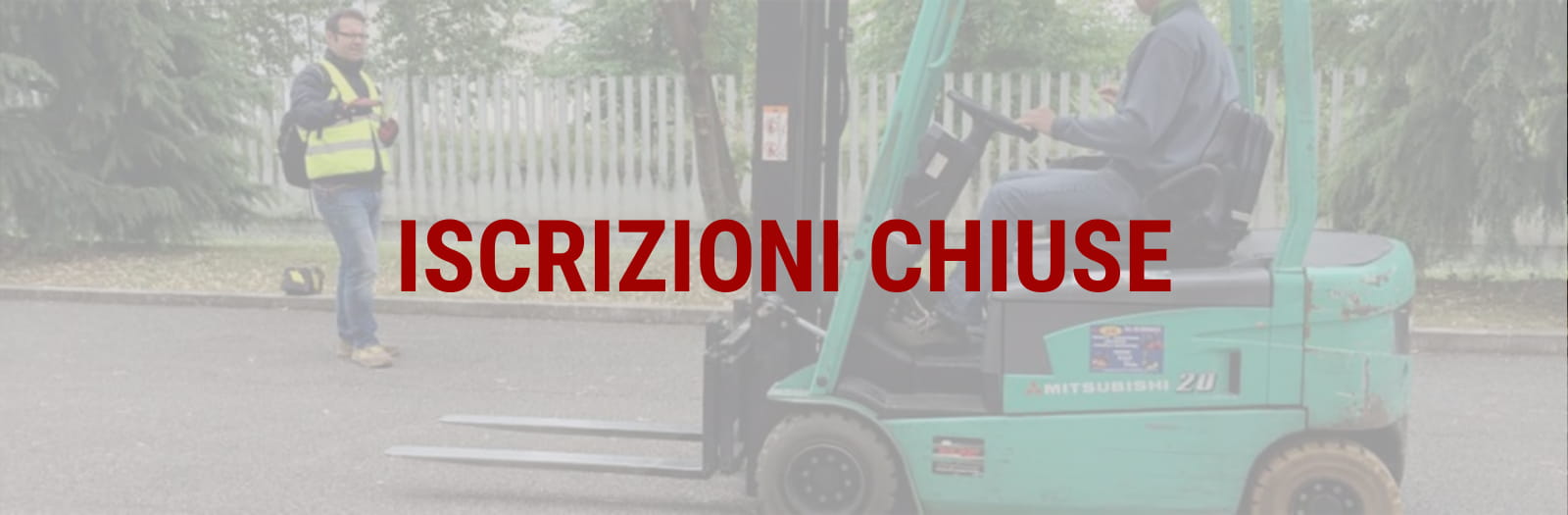 formatore illustra in strada i movimenti del carrello elevatore