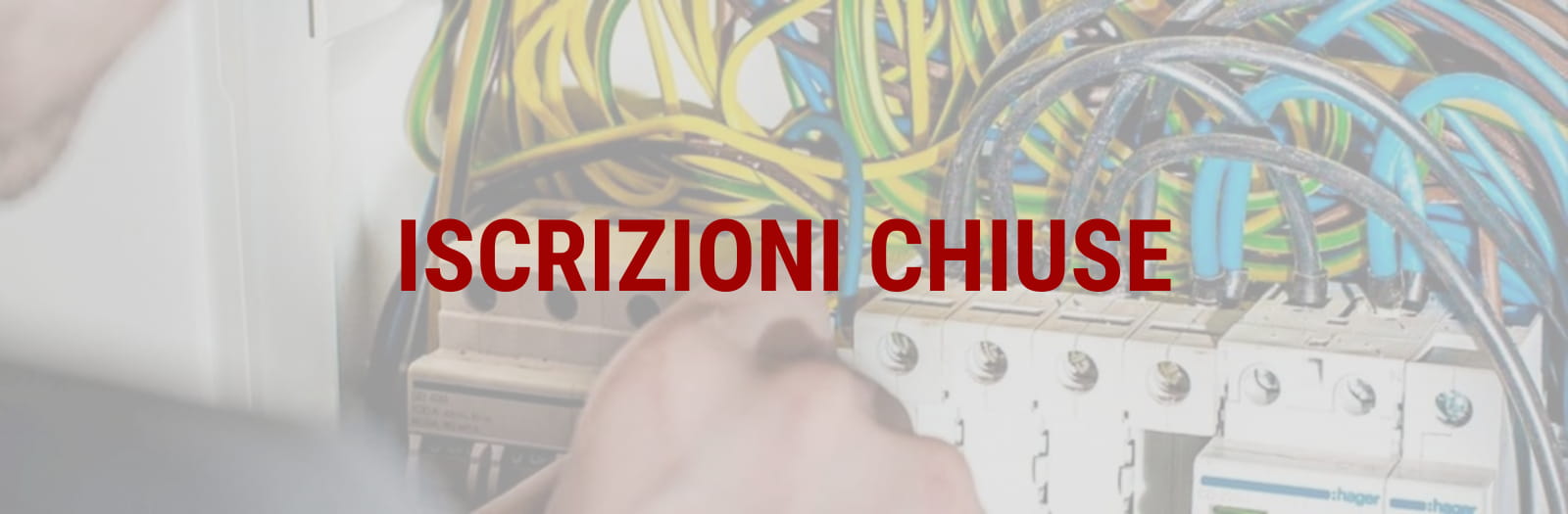 ISCRIZIONI CHIUSE un elettricista sistema i fili elettrici di un contatore